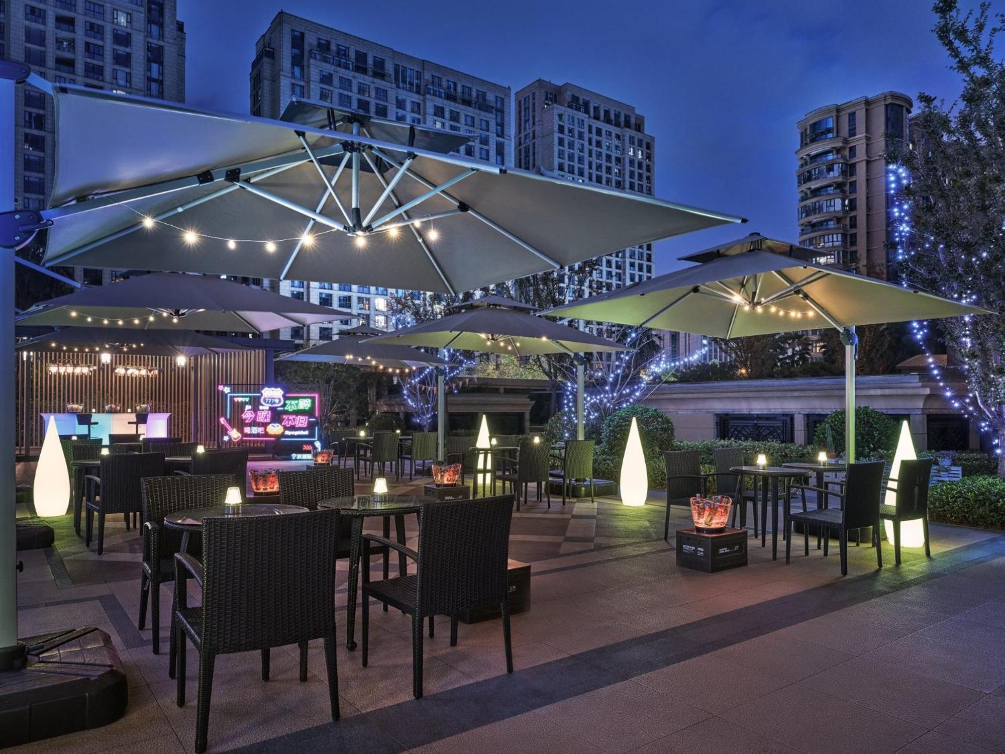 The Azure Ningbo, Vignette Collection Hotel Bagian luar foto